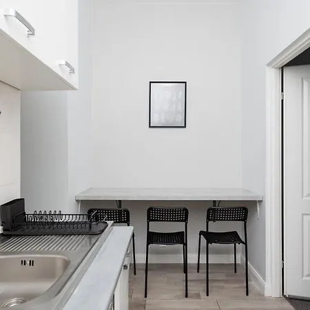 Metro Pole Mokotowskie Konukevi Varşova